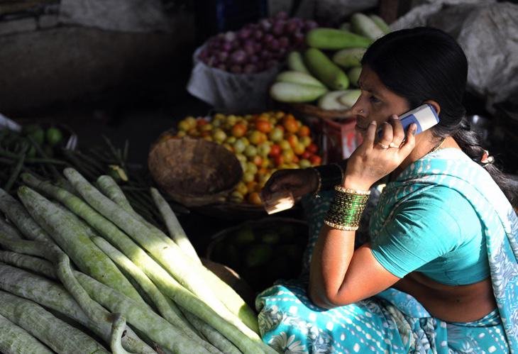 Una mujer india usa un teléfono