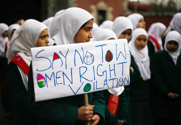 Una joven protesta por los derechos de la mujer en India