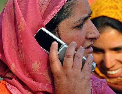 Los móviles en India protegerán a las mujeres de las violaciones en 2017