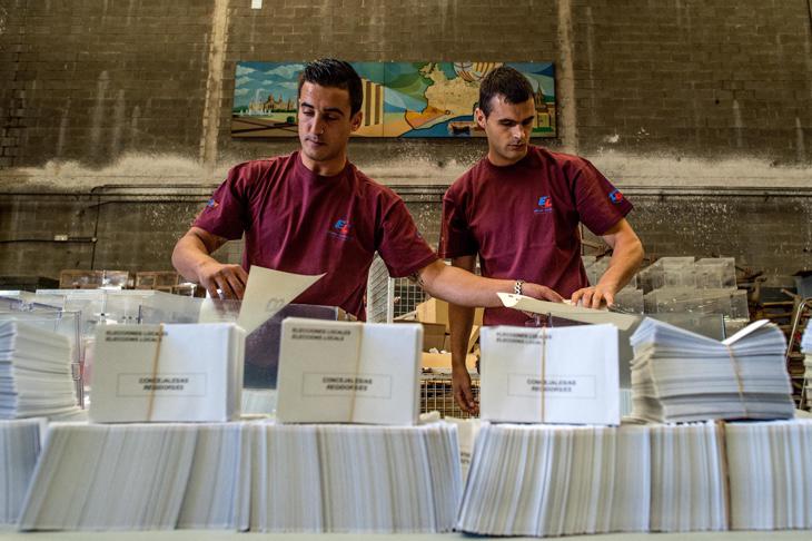 Jóvenes preparando las urnas