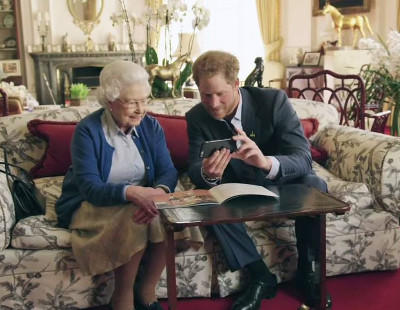 Isabel II y su nieto Enrique se ríen de los Obama en Twitter