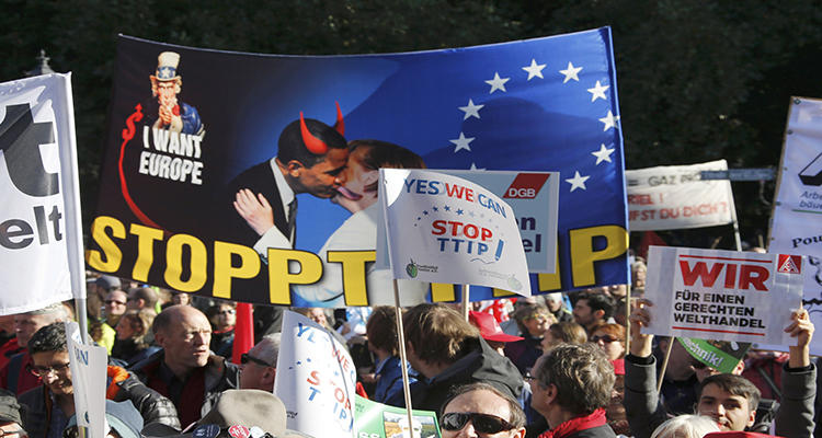 Una pancarta muestra la alianza de Obama y Merkel en el TTIP