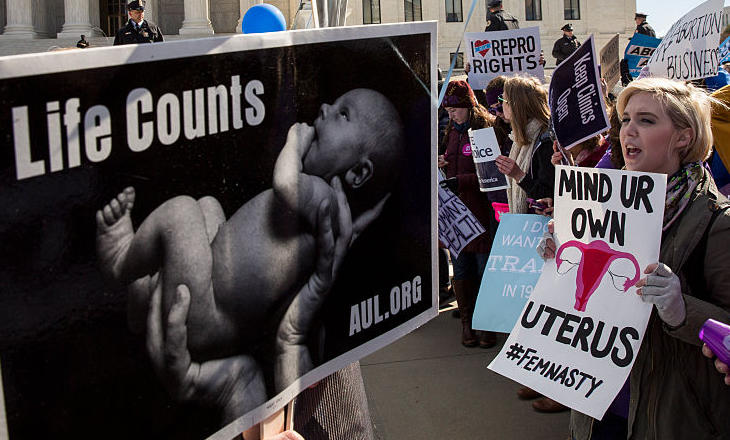 Manifestantes a favor y en contra del aborto frente al Tribunal Supremo de Washington