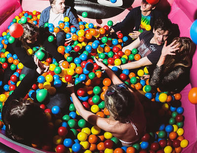 La discoteca con piscinas de bolas y castillos hinchables que está triunfando en Reino Unido