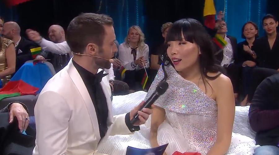 Dami Im solo piensa en beber cuando Australia va ganando