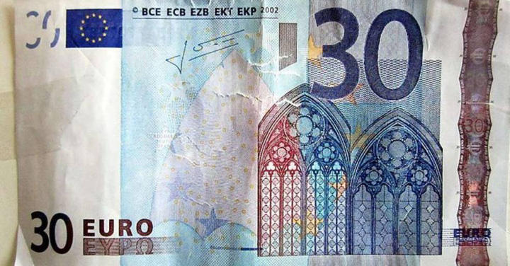 El billete de treinta euros que la cajera del supermercado aceptó