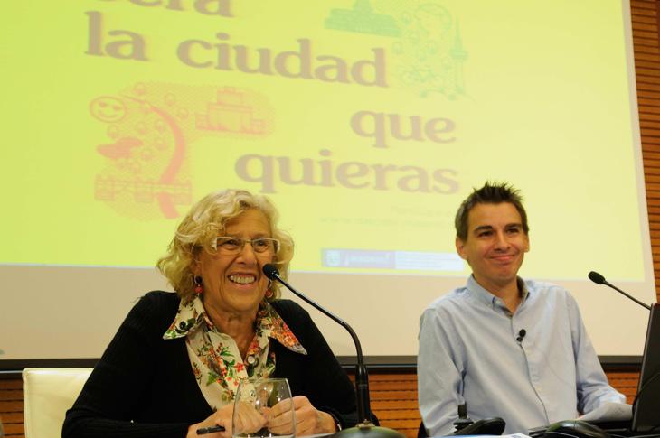 Pablo Soto, responsable del área de participación ciudadana y transparencia, junto a Carmena 