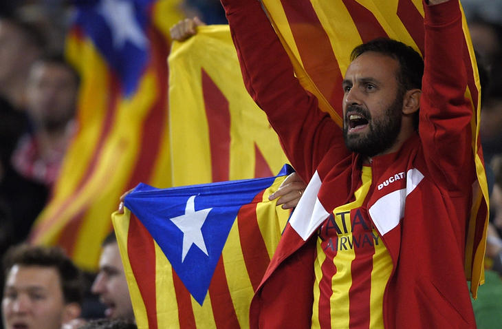 Aficionados exhibiendo la estelada en el estadio