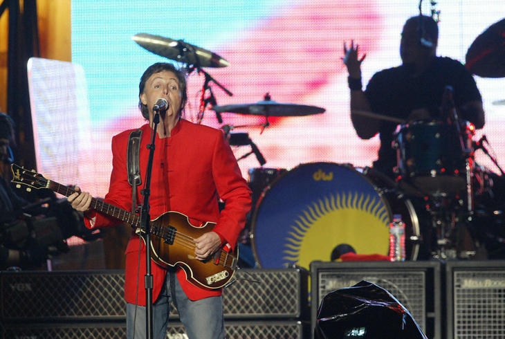 McCartney inició su gira de 2004 en Gijón