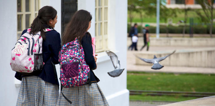 ¿Es obligatorio que un padre pague gastos extra durante los años de escuela concertada?