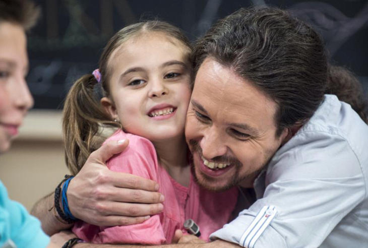 Iglesias haciéndose el majo con los niños