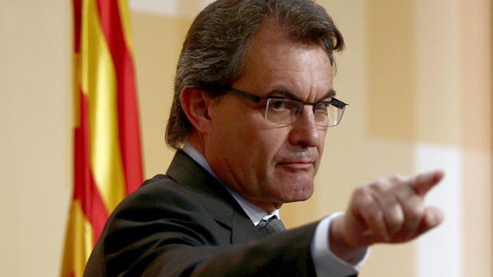 Artur Mas asegura que se mudó antes del confinamiento, pero nadie le ha visto hasta el Viernes Santo, cuando supuestamente se ha convertido en un aisduo a la playa y el supermercado