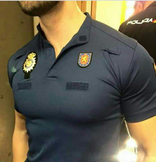 El nuevo polo 'favorece' la musculatura de los agentes (Fuente: Foro Policia)