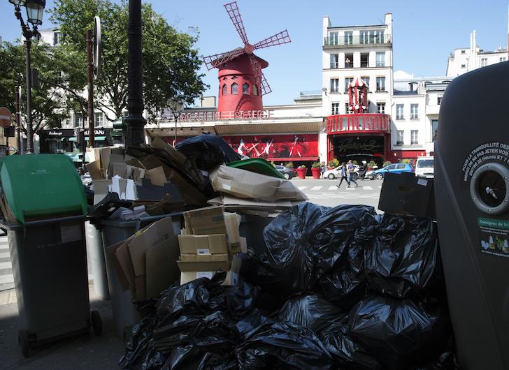 El Moulin Rouge de París, rodeado de basuras por la huelga de recogida