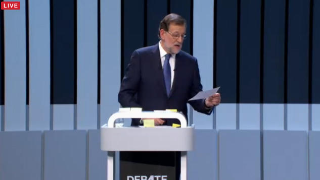 ¡Madre mía el atril de Rajoy, se va a quedar sin hueco para post-its! #Debate13J