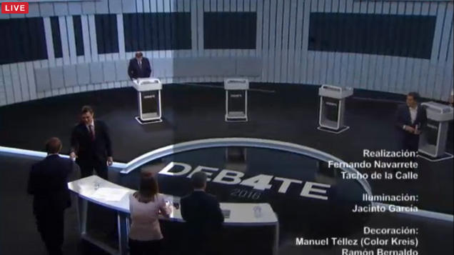 Rajoy, último en dejar el atril. ¡Tantos post-its no van a recogerse solos! #Debate13J