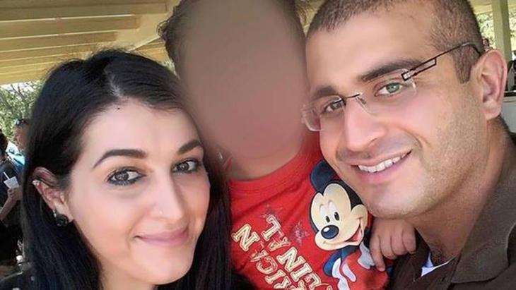 Omar Mateen con su mujer Noor y su hijo