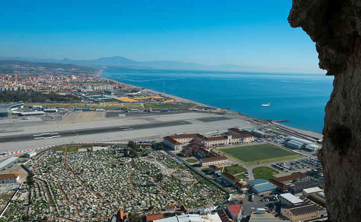 El aeropuerto de Gibraltar, visto desde la Roca