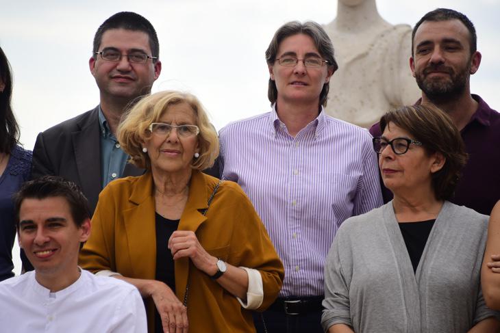 Parte del equipo de Carmena con el delegado de Hacienda, Sánchez Mato, en la zona superior izquierda