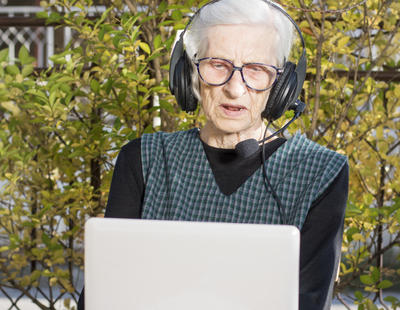 La educada anciana que navega por Internet ganándose el cariño de Google