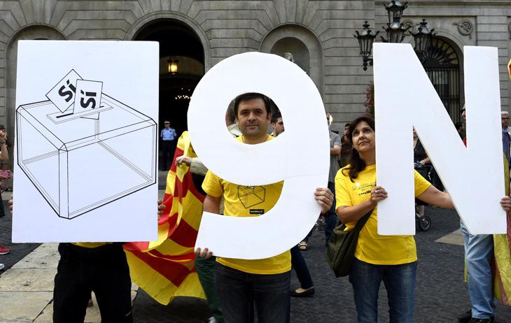 Manifestantes a favor de la consulta catalana