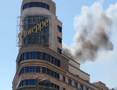 Un incendio en el edificio de Schweppes y los cines Capitol cubre de humo la Gran Vía
