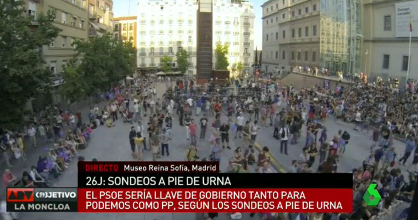 Globos morados Y ROJOS en el escenario de Podemos del Museo Reina Sofía