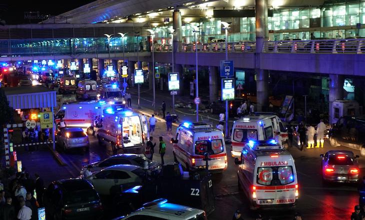 Entrada del aeropuerto de El Atatürk tras el atentado