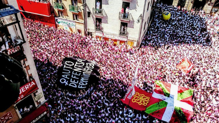 'Autodefensa feminista', pancarta desplegada en el chupinazo del San Fermín 2016
