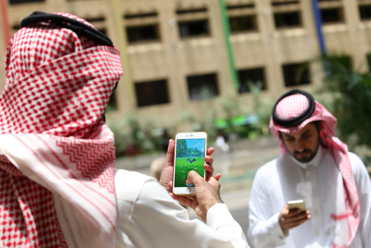 Dos hombres de Arabia Saudí jugando a 'Pokémon Go'