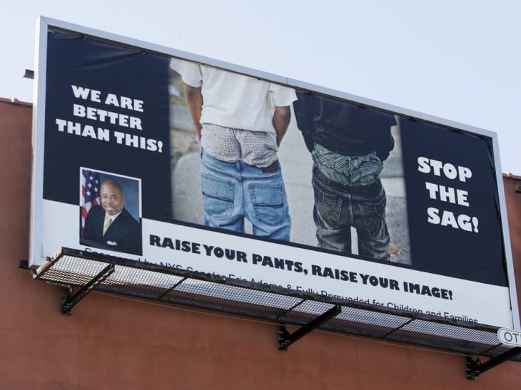 Valla publicitaria contra los pantalones 'cagaos'