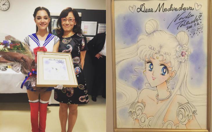 La creadora de Sailor Moon junto a Evgenia y su regalo