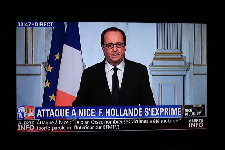 François Hollande dando un discurso tras el atentado