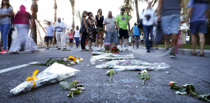 Los vecinos y turistas dejando flores en el lugar donde murieron 84 personas