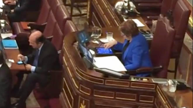 Celia Villalobos dejará de jugar a Candy Crush en el Congreso y no tendrá que aguantar más 'piojos': Mariano Rajoy ha decidido apartarla de la ...