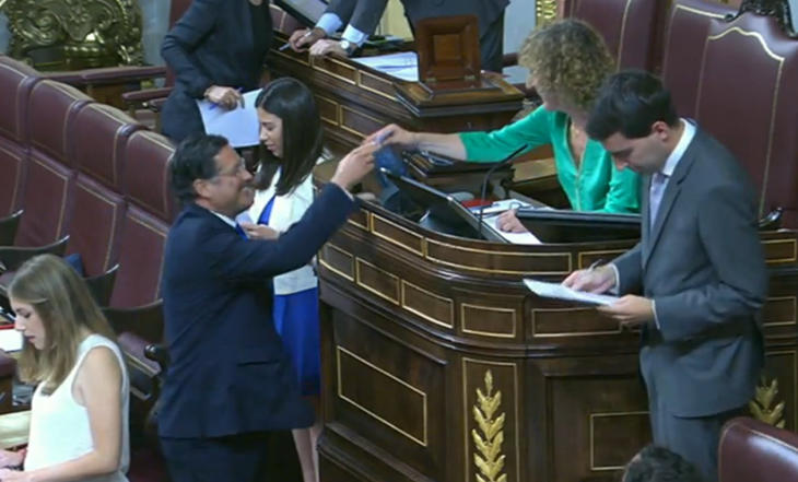 Comienza la votación de la Presidencia del Congreso. Uno a uno, los diputados depositarán su voto secreto en la urna.