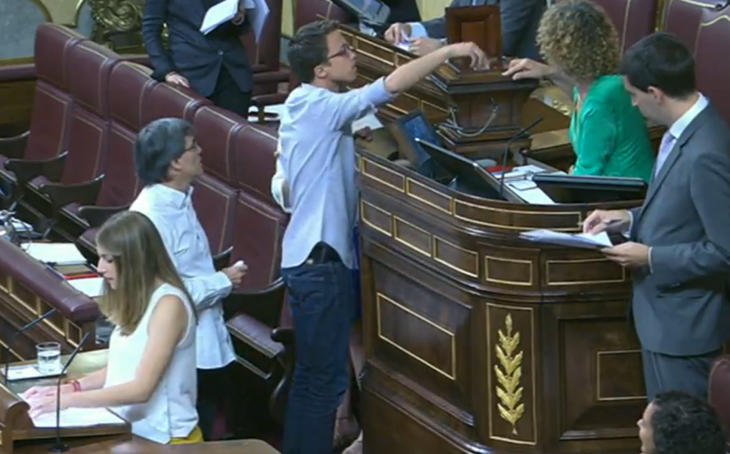 El pequeño Errejón se sube a un escalón para meter su voto en la urna