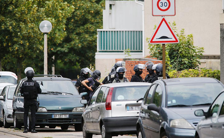 Policías alrededor de la iglesia de Normandía en la que se ha producido el ataque