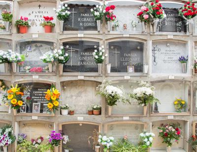 Ataúdes al aire libre: así se deshace el cementerio de Móstoles de los féretros usados
