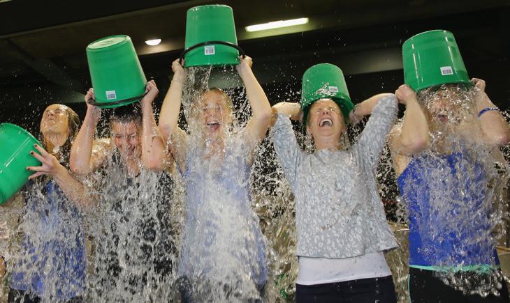 Un grupo de mujeres realiza el Ice Bucket Challenge en Melbourne