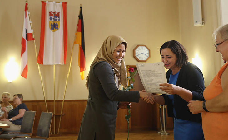 Una refugiada afgana recibe un diploma en Berlín por completar un curso de alemán