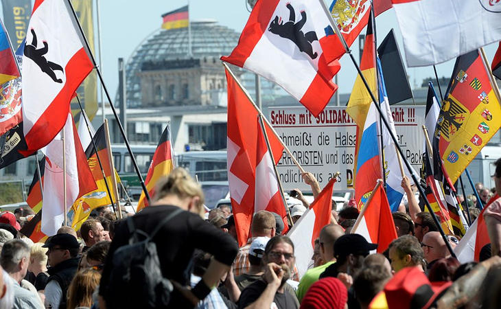 Manifestación contra la aceptación de refugiados en Berlín