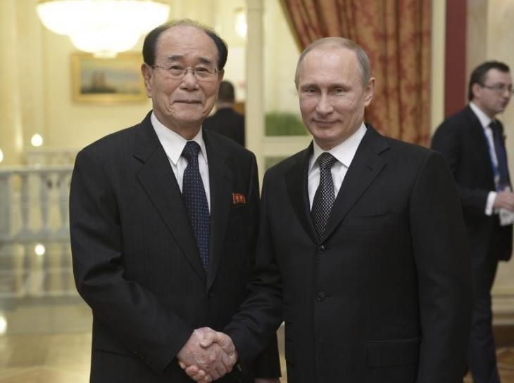 Kim Yong-nam, Jefe de Estado de Corea del Norte, con Vladimir Putin