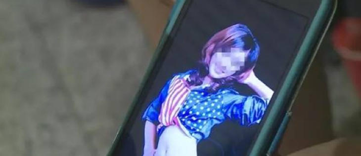 Una foto de Zhang mostrada en el móvil de Alexander