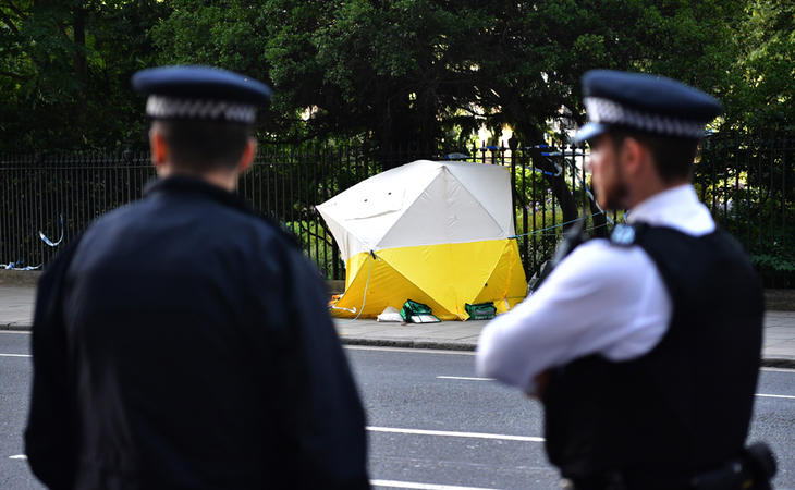 Dos agentes vigilan el lugar del ataque en el centro de Londres