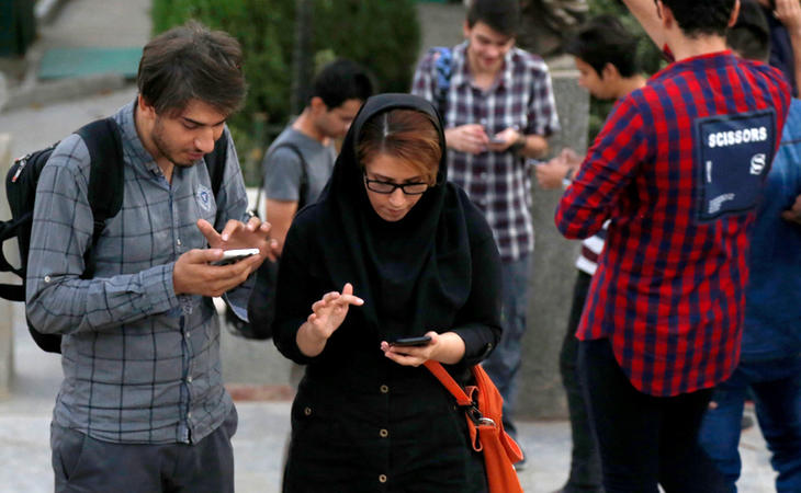 Jugadores de 'Pokémon Go' en un parque de Teherán