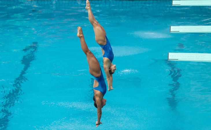 Competición de saltos con el agua cristalina