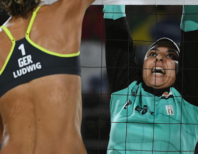 El machismo está a los dos lados de la red de voleibol en la foto del hiyab