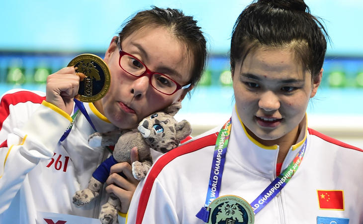  Fu Yuanhui, en otra de sus espontáneas reacciones al recibir la medalla