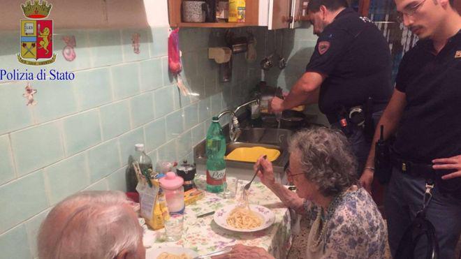 Los cuatro policías cocinaron para los ancianos Jole y Michele